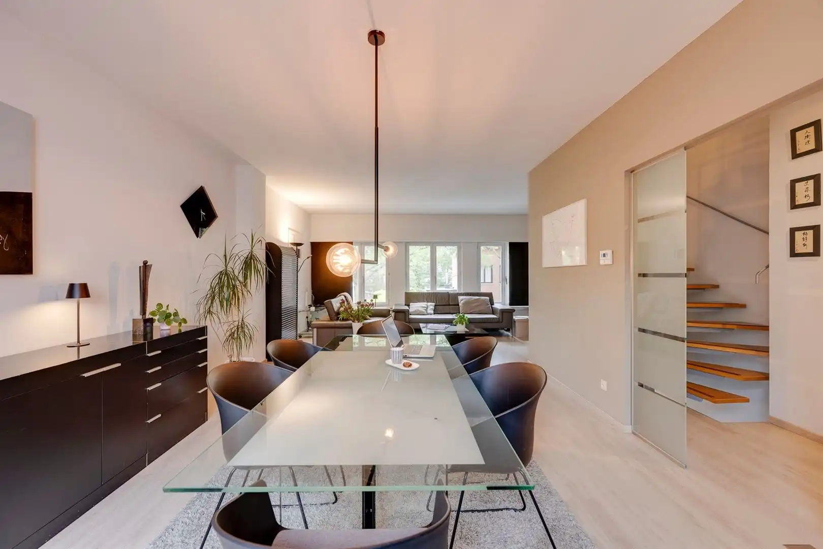 Toffe gezinswoning met 4 slaapkamers, 2 badkamers, garage en tuin foto 3