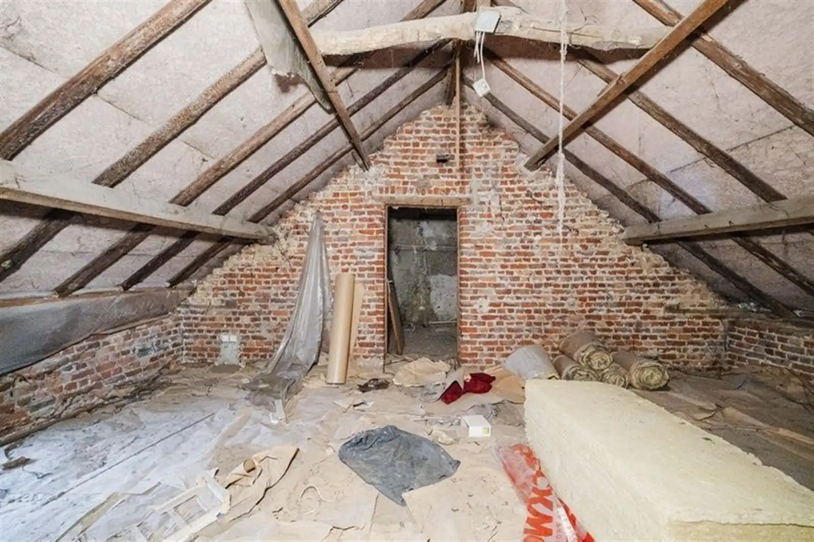 Op te frissen woning met grote tuin en weiden foto 9