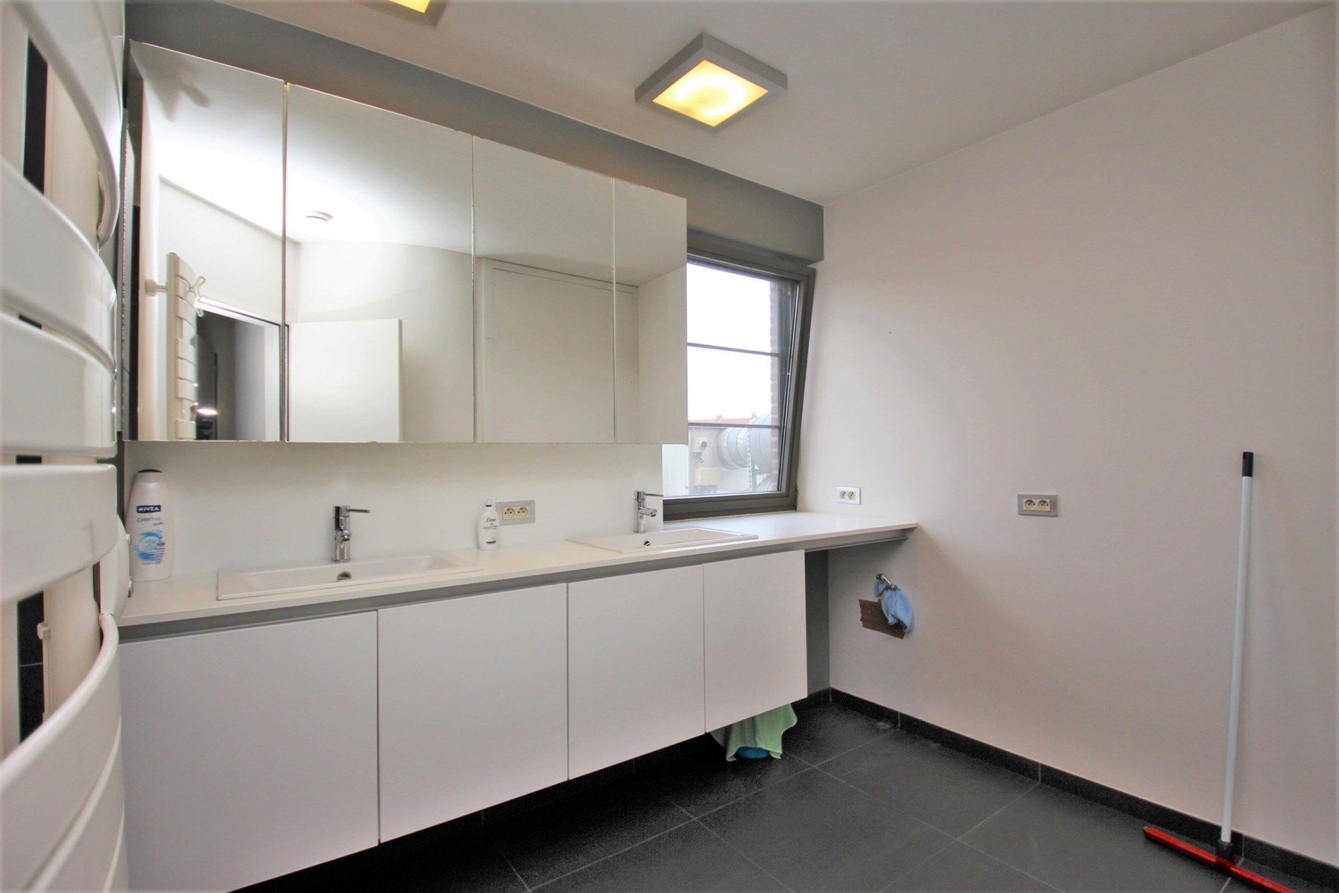 MODERN TWEESLAAPKAMERAPPARTEMENT MET TERRAS foto 10