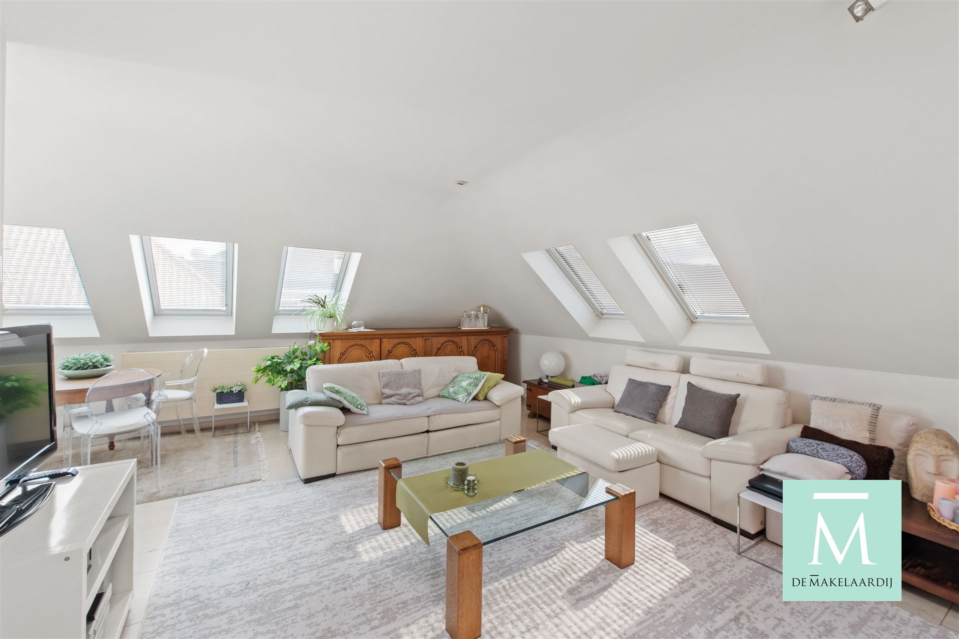 Uiterst centraal gelegen appartement op hoogste verdieping met terras foto 2