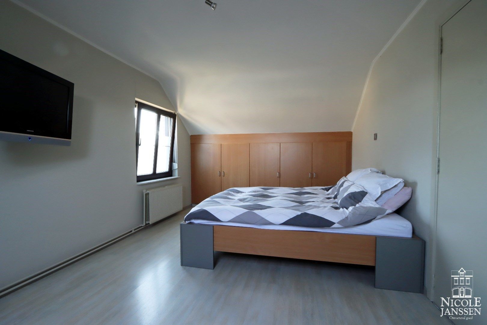 Instapklare gezinswoning met drie slaapkamers, twee badkamers, grote kelder en vrijstaande garage foto 15