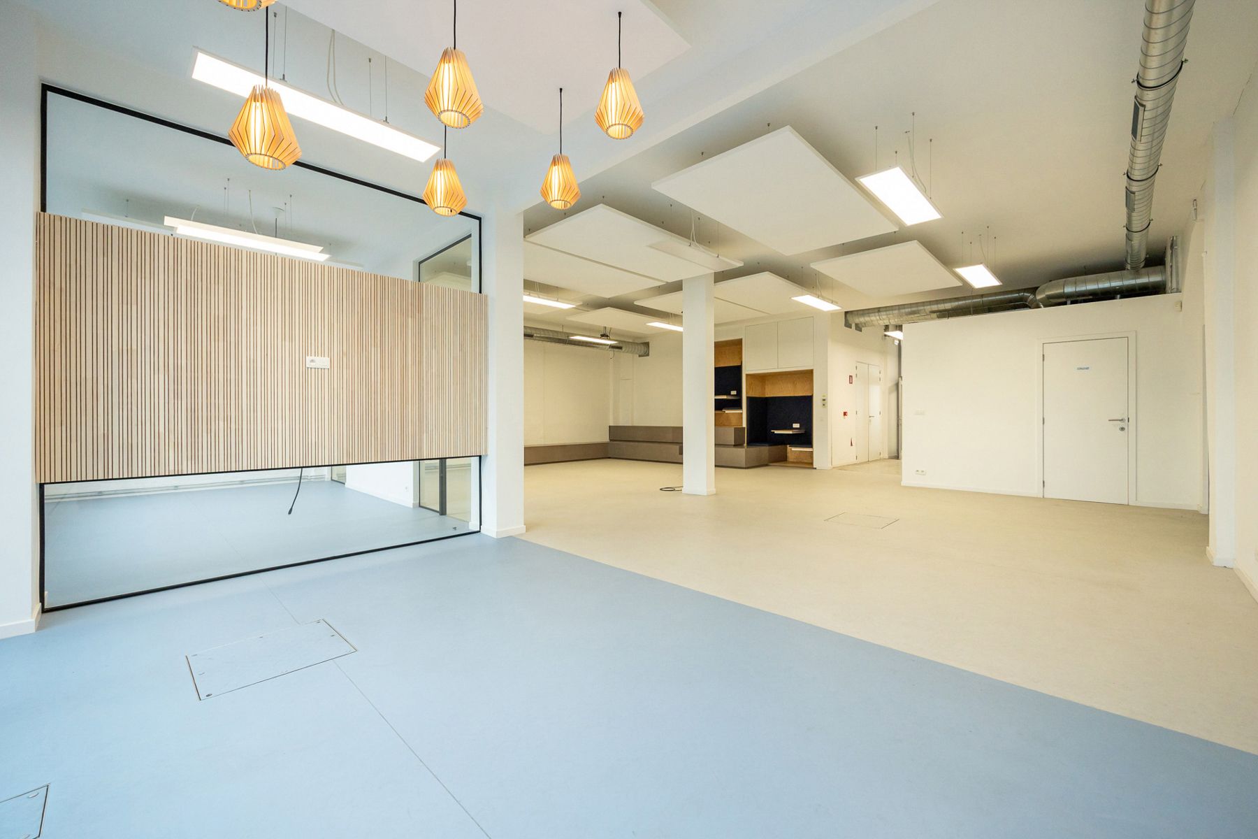 Instapklaar kantoorgebouw te koop in Merksem foto 35