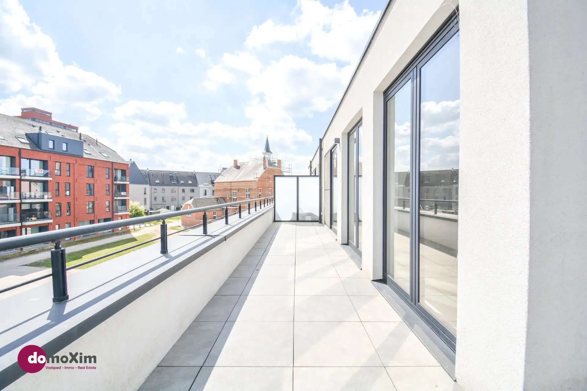 Lichtrijk appartement met 2 slaapkamers en groot terras in hartje Boortmeerbeek foto {{pictureIndex}}