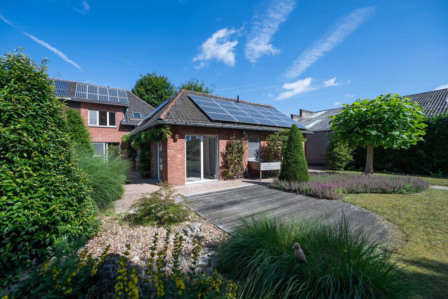 Hoofdfoto van de publicatie: Sfeervolle gezinswoning met 3 slpks, 2 badkmrs en een prachtige tuin!