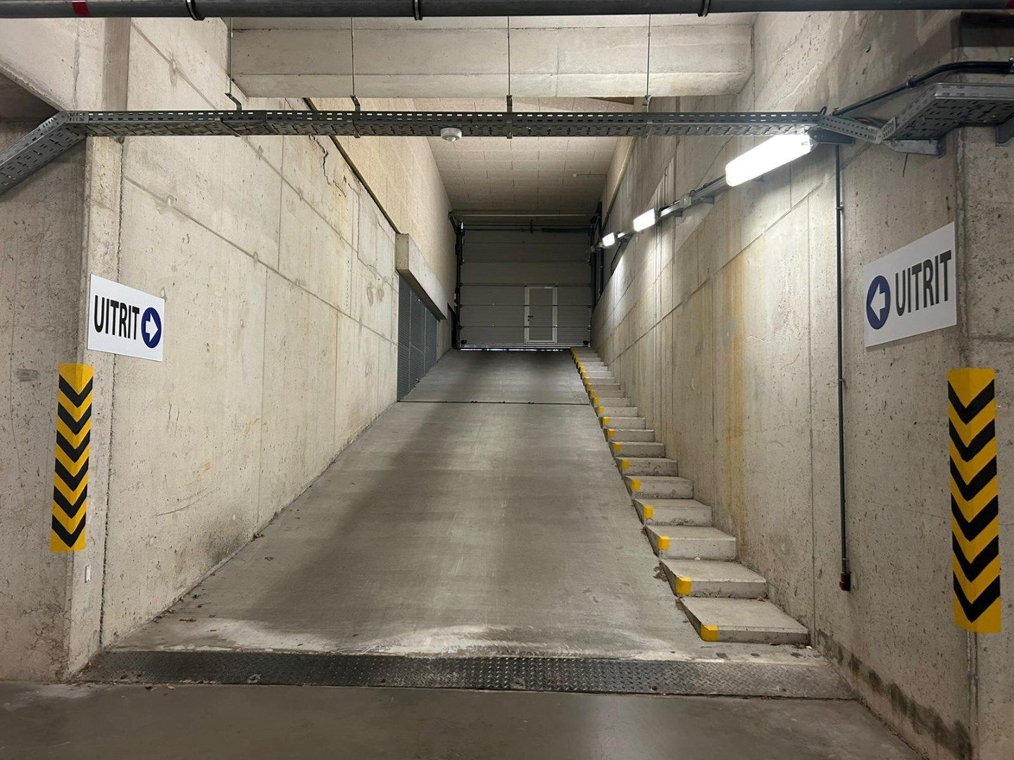 Ruime garagebox vlakbij Zeedijk foto 4