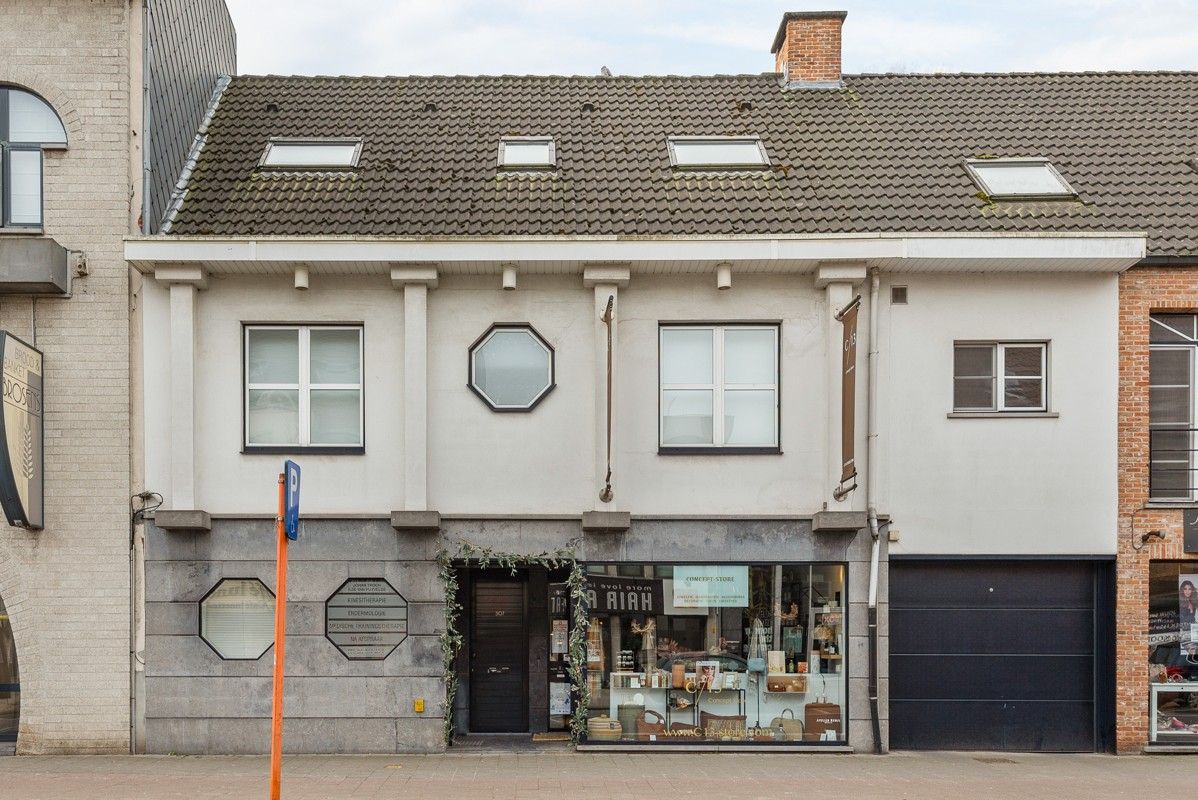 Ruim duplexappartement met mogelijk 4 slaapkamers en 2 badkamers, gezellig terras en ruime garage. foto {{pictureIndex}}