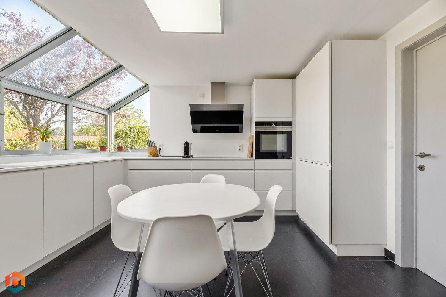 Stijlvolle villa met prachtige tuin, 3 slaapkamers en mogelijkheid tot vrij beroep foto 13