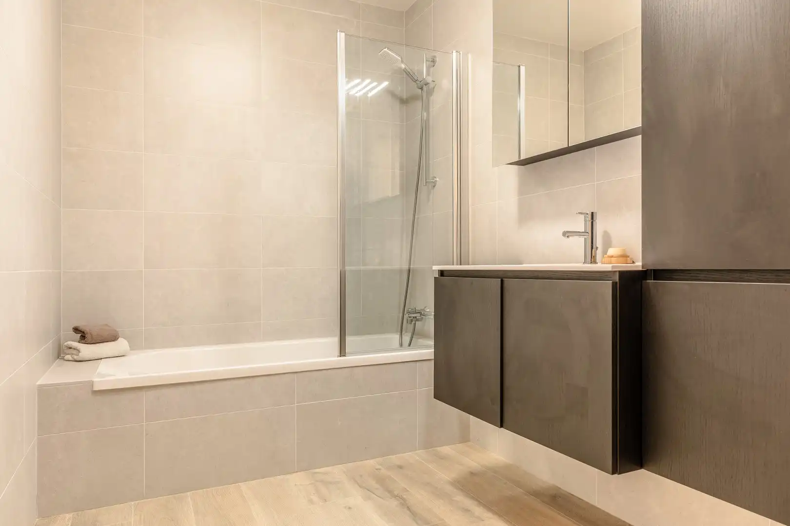 INSTAPKLAAR GELIJKVLOERS APPARTEMENT MET ZUIDTUIN & GARAGE foto 13