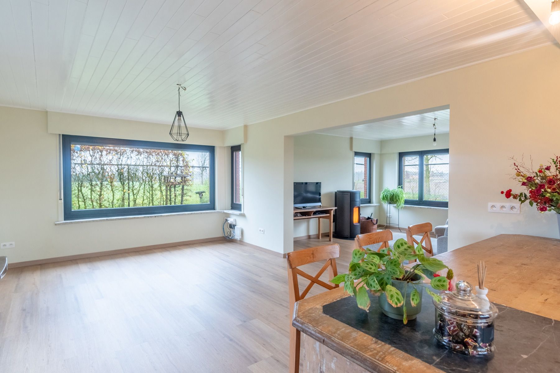 Gedeeltelijk gerenoveerd huis met bijgebouw, groen uitzicht foto 6