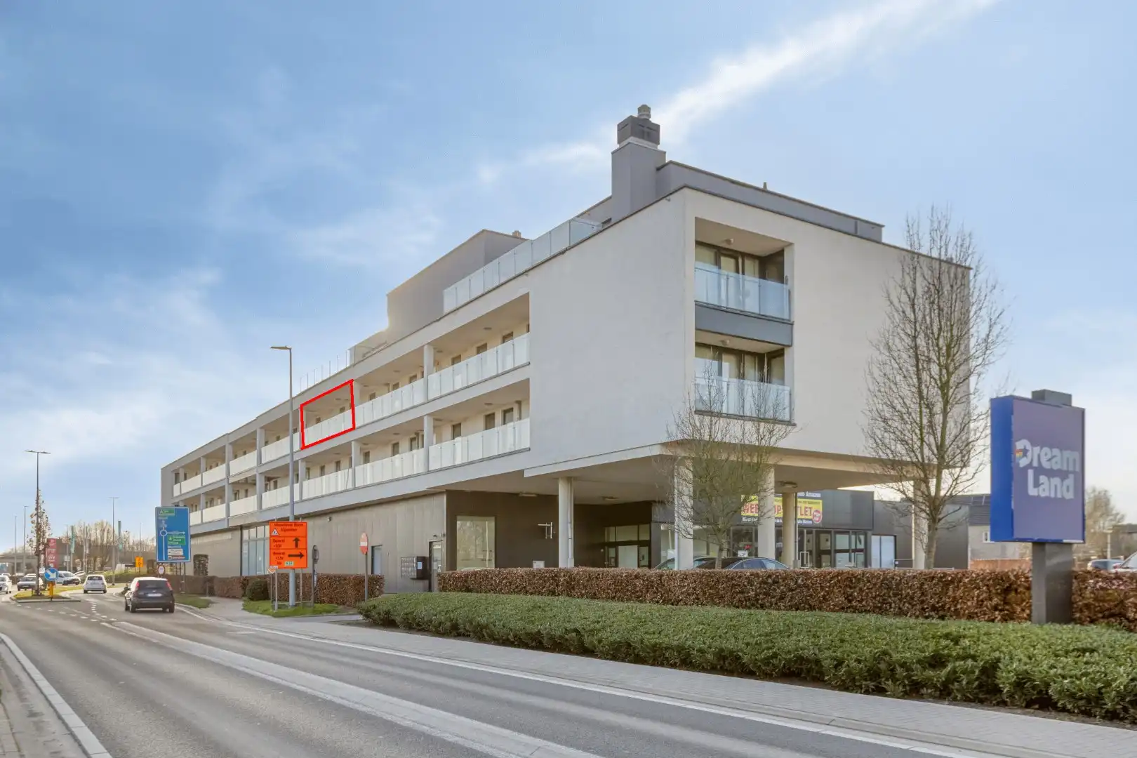 LICHTRIJK APP. VAN 90M² MET 2 SLPK., TERRAS en AUTOSTANDPLAATS OP TOPLOCATIE in BILZEN-HOESELT! foto {{pictureIndex}}