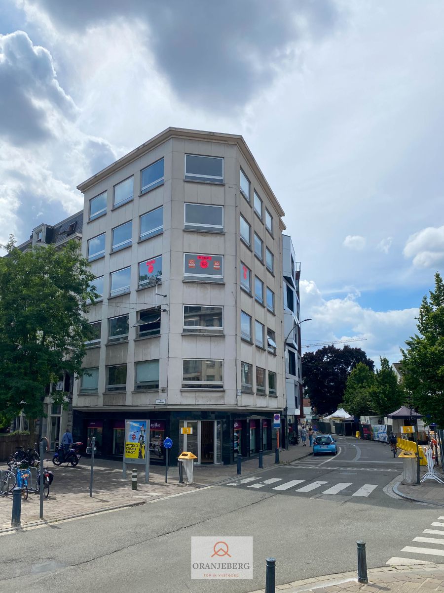 Instapklaar hoekkantoor met 5 ruimtes aan François Laurentplein foto 3