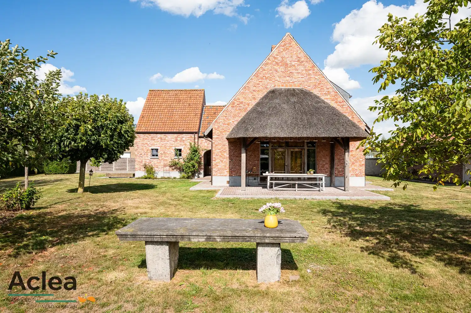 Karaktervol landhuis met paardenstal op 5.943m² in een groene omgeving foto 3