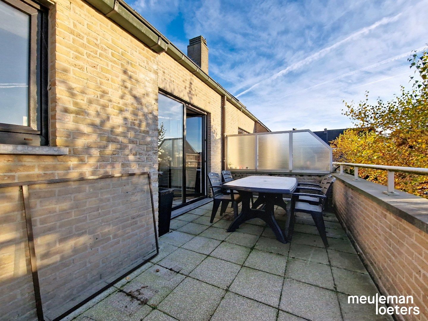 Lichtrijk appartement met terras en parking foto 3