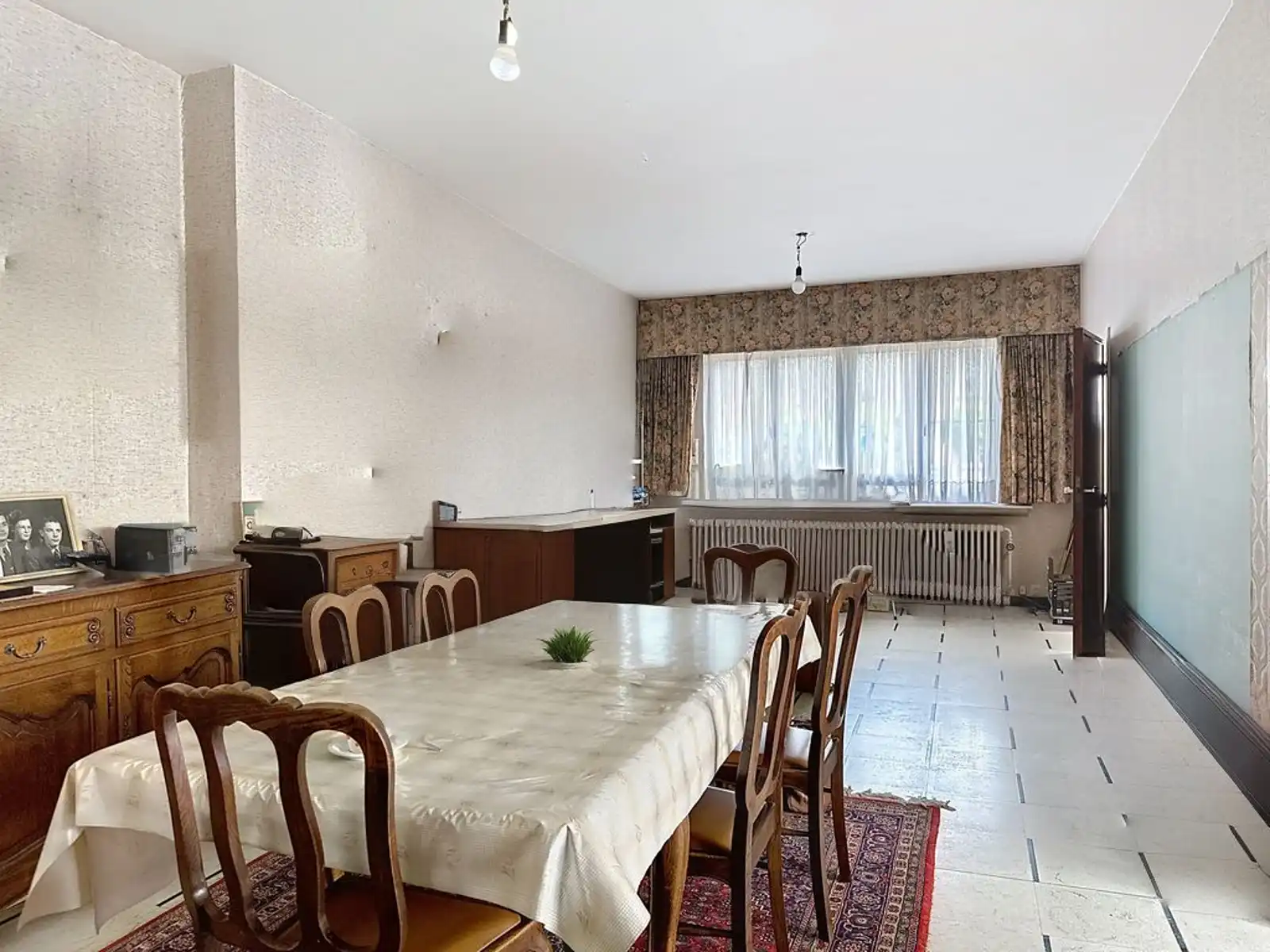 Centraal gelegen, te verbouwen woning. foto 3