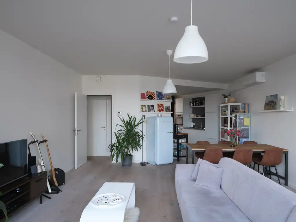 Lichtrijk appartement met weids zicht, twee slaapkamers en drie bijzonder ruime terrassen, gelegen in een bruisende en dynamische omgeving. foto 6