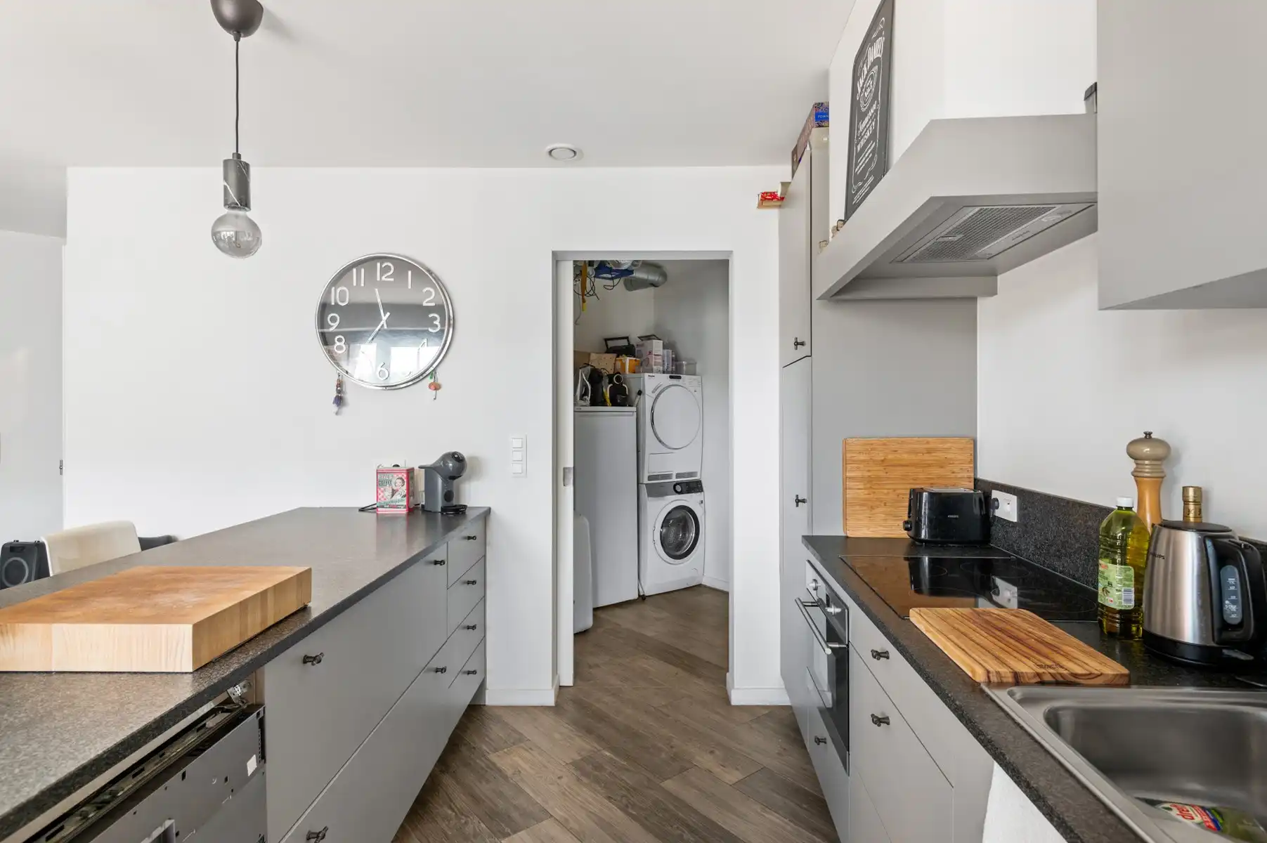Gezellig en lichtrijk hoekappartement met 2 slaapkamers, 2 terrassen, autostaanplaats en kelder in hartje ’s-Gravenwezel foto 7