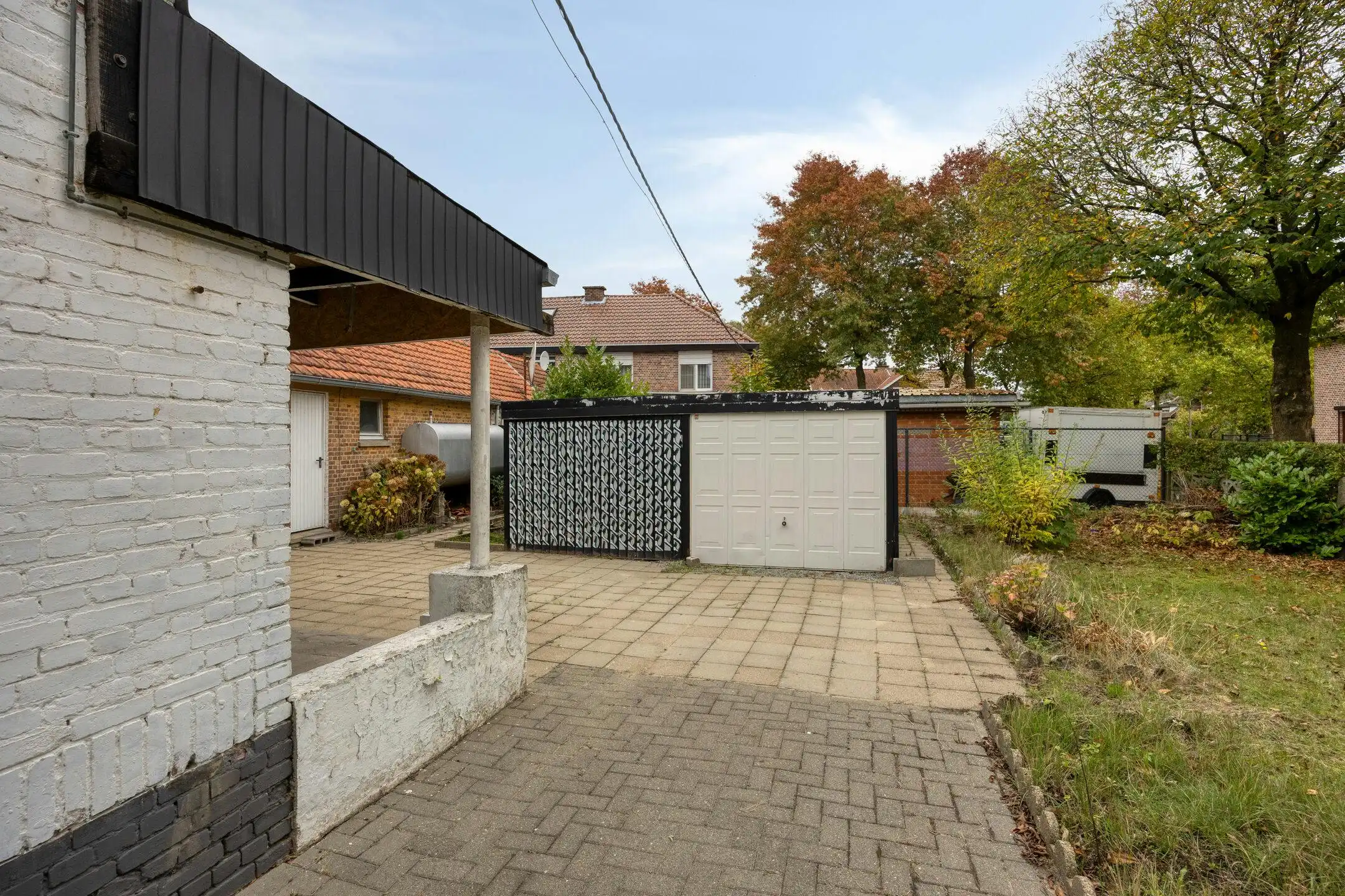 Te renoveren woning met zonnige tuin in Genk foto 20