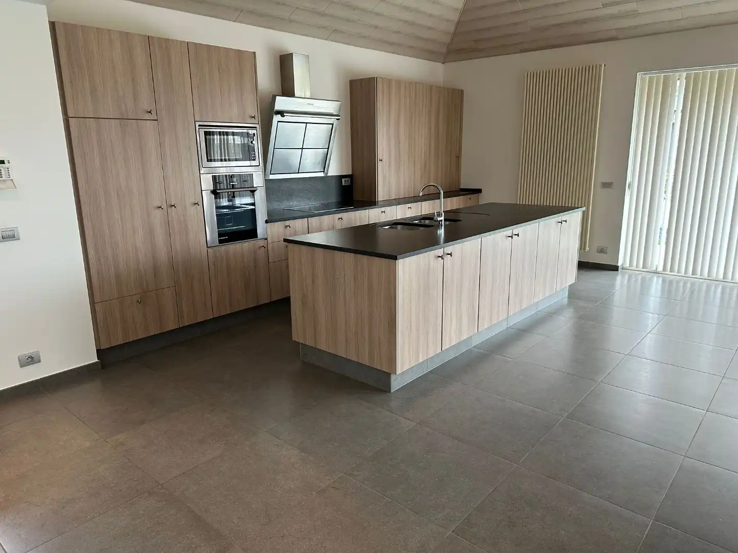 Alleenstaande woning met 3 slaapkamers, 3 garages en veel parkeermogelijkheid! foto 8