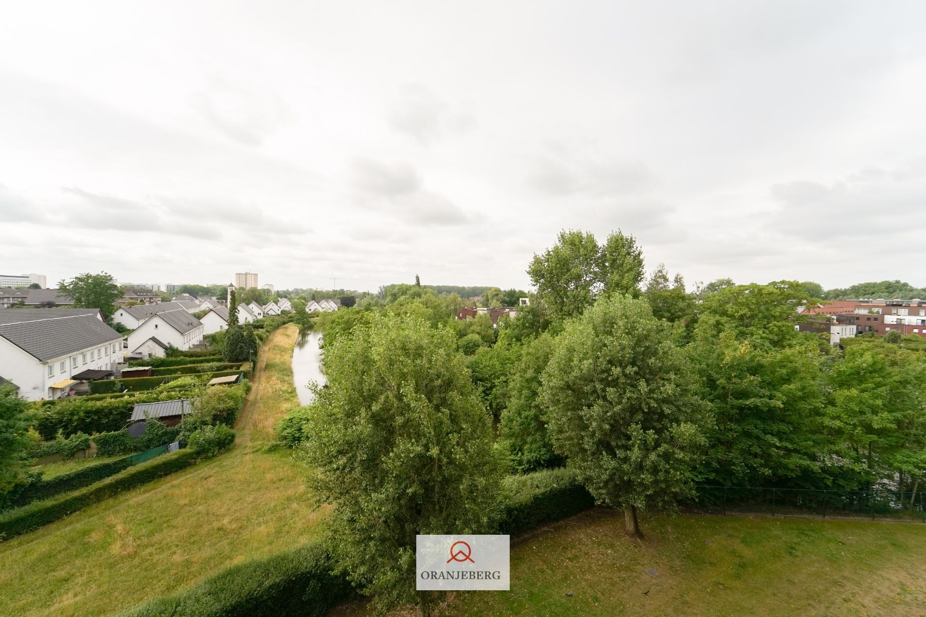 één slpk app met open zicht op het groen  en water foto 9