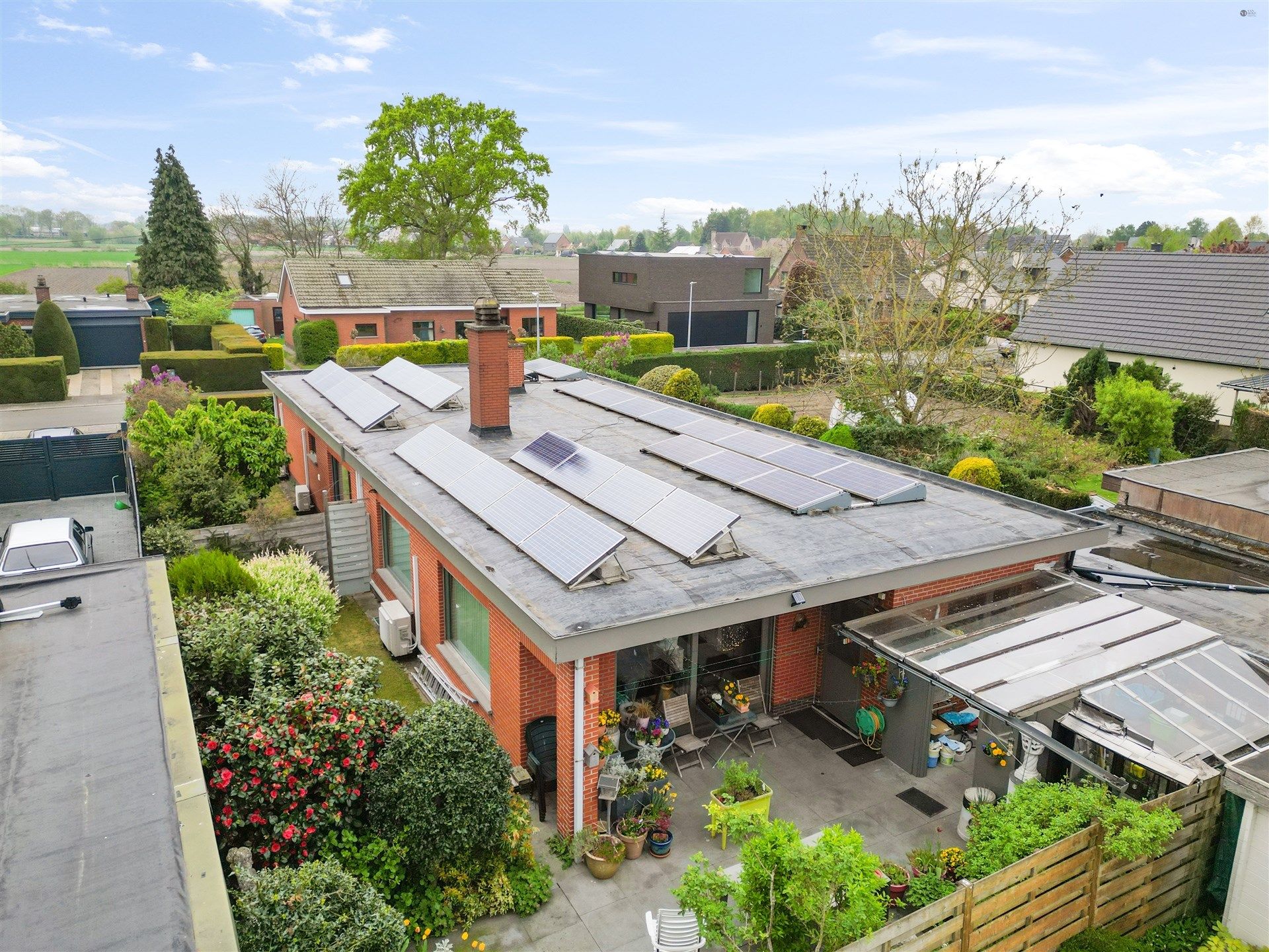 Rustig gelegen bungalow op 578m² grond met 33 zonnepanelen foto 25