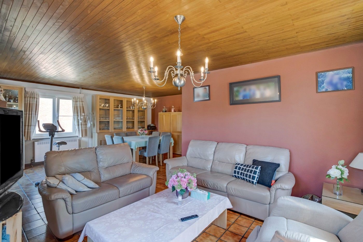 Vrijstaande, charmante woning met 3 grote slpk. en garage op 398 m² foto 3