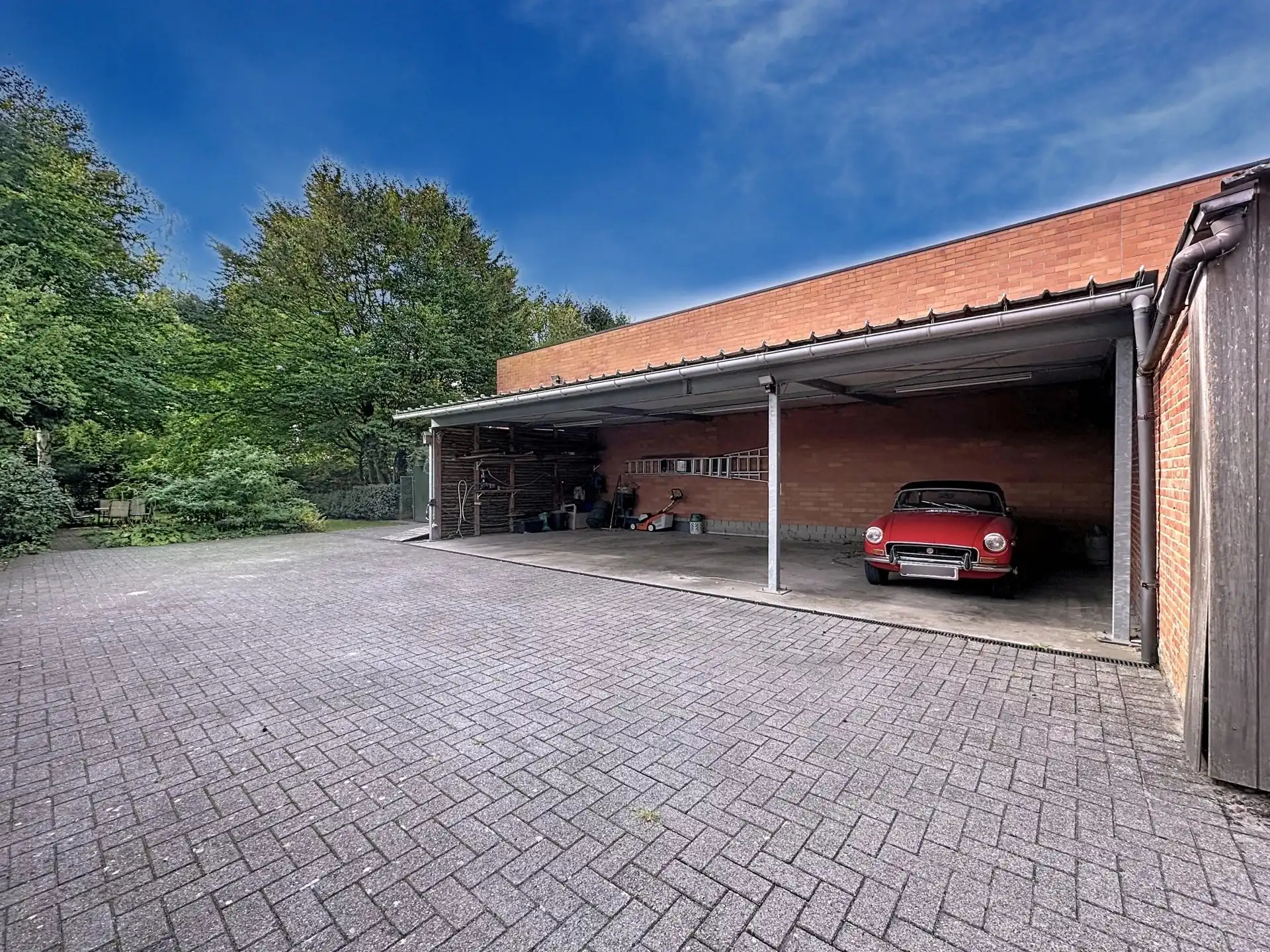 Ruim appartement met 2 slaapkamers, terras en overdekte staanplaats. foto 13