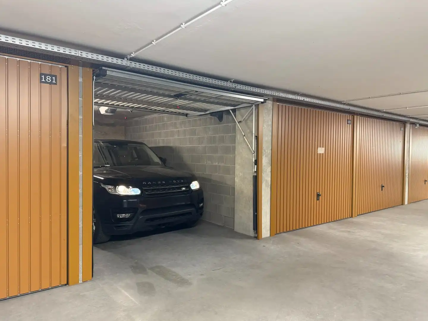 Gesloten garagebox gelegen in de Dumortierlaan in parking IJzerpark. foto 6