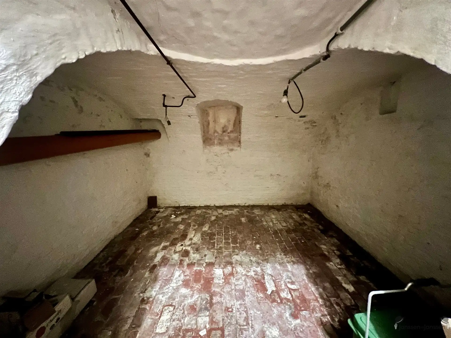 Te renoveren gezinswoning met 2 slaapkamers foto 11