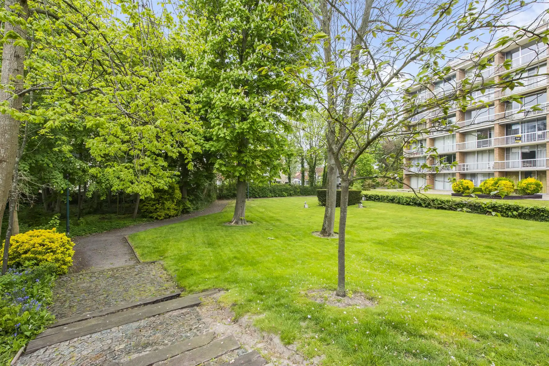 Verzorgde familieflat met zonneterrasje foto 2