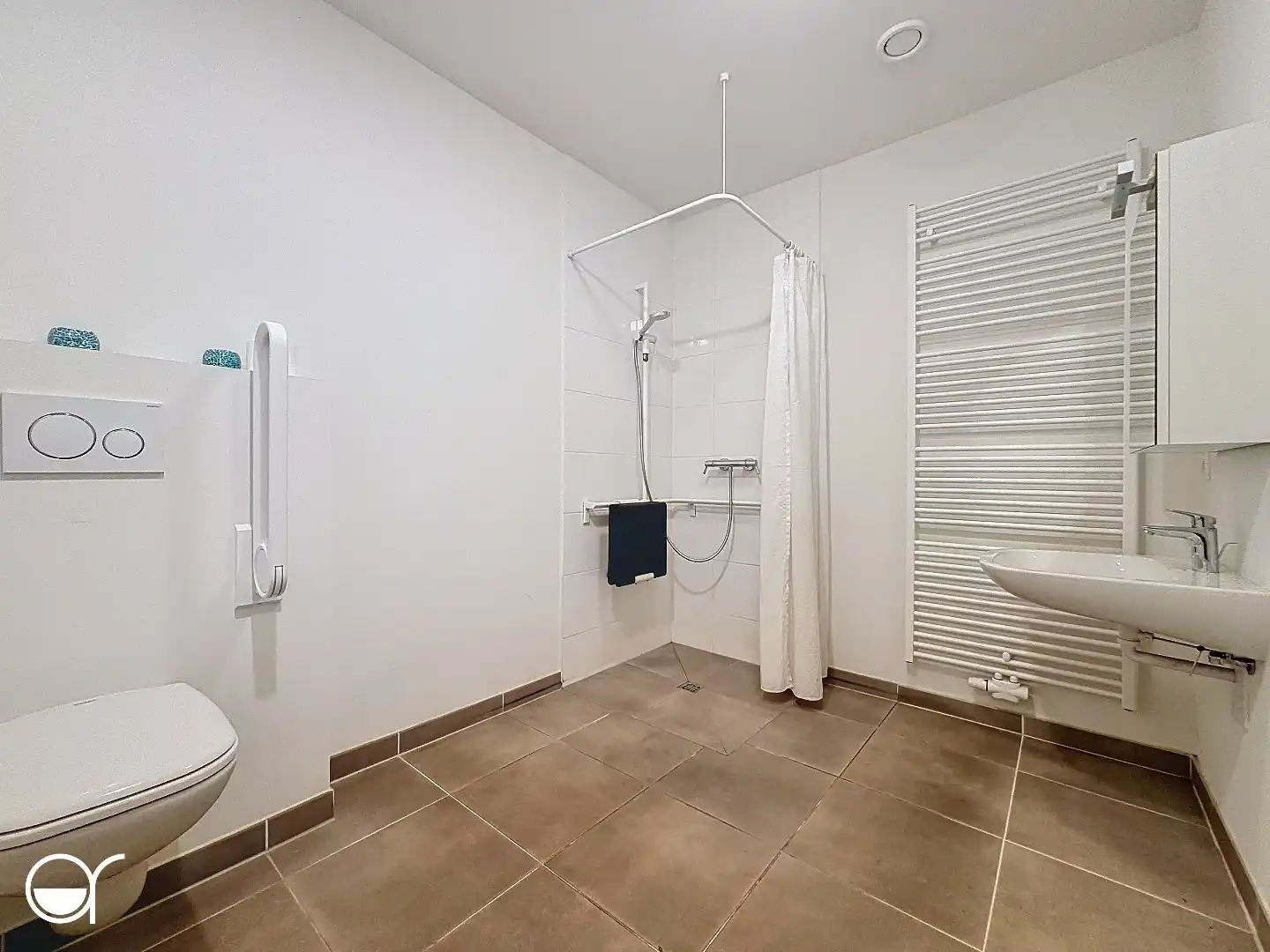 Assistentieflat met één slaapkamer en ruim terras foto 9