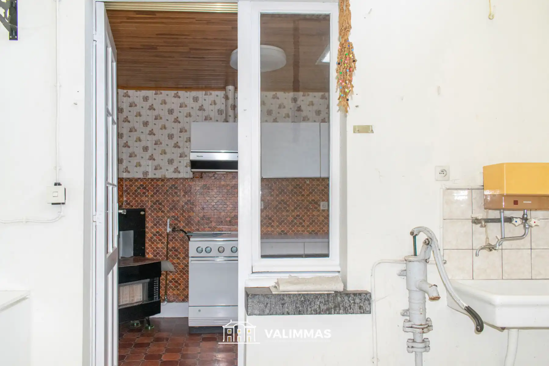 Ruime en verzorgde rijwoning met overdekte koer en garage... foto 8