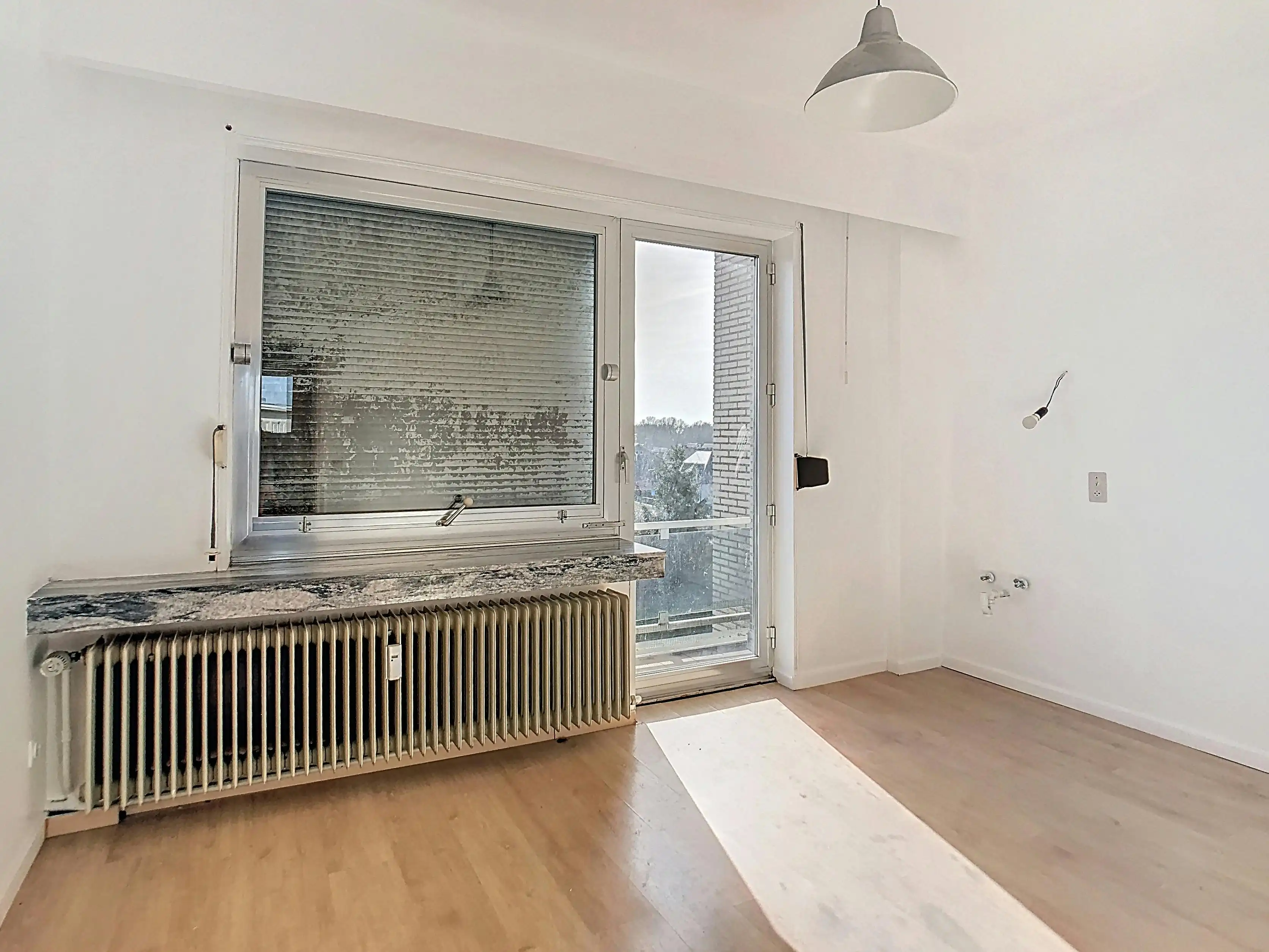 Lichtrijk en centraal gelegen ruim appartement met garage foto 14