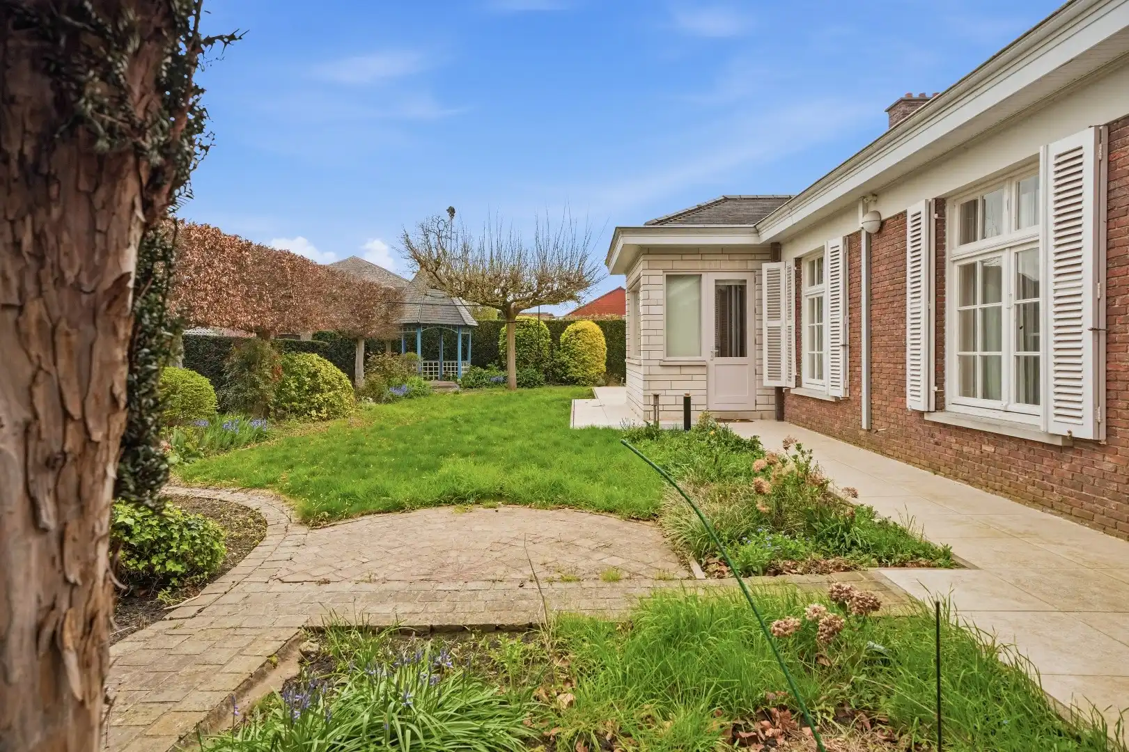 Statige woning te koop in centrum Stasegem, onder de kerktoren op 1000 m² grond, afgewerkt met authentieke en kwaliteitsvolle materialen. foto 29