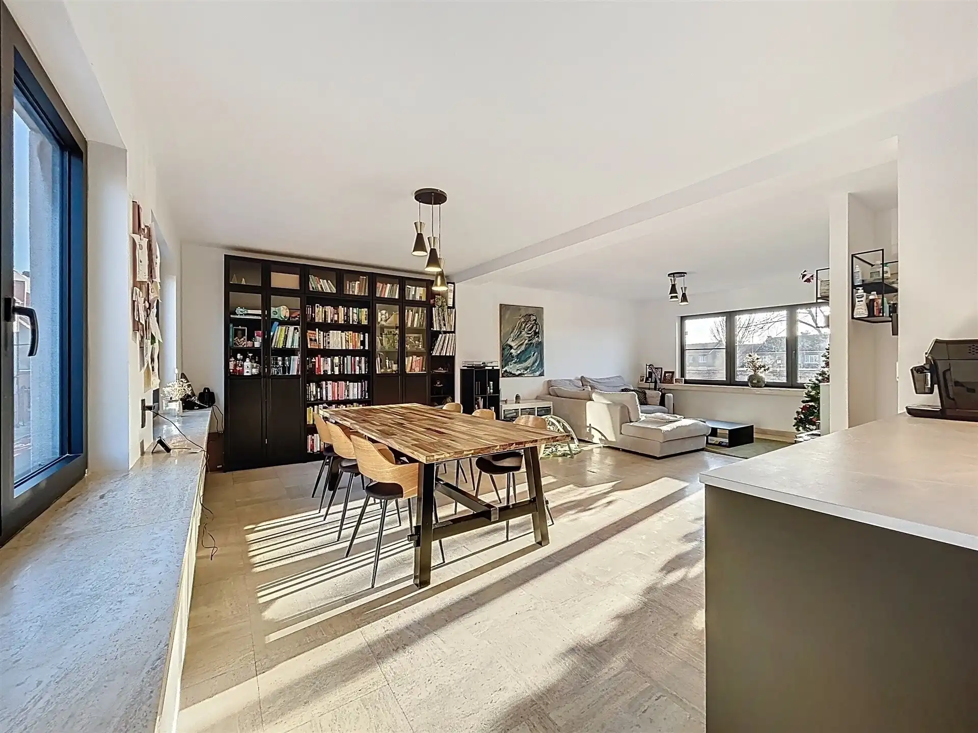 Instapklare ruime woning met grote garage op perceel van 359m² foto 3