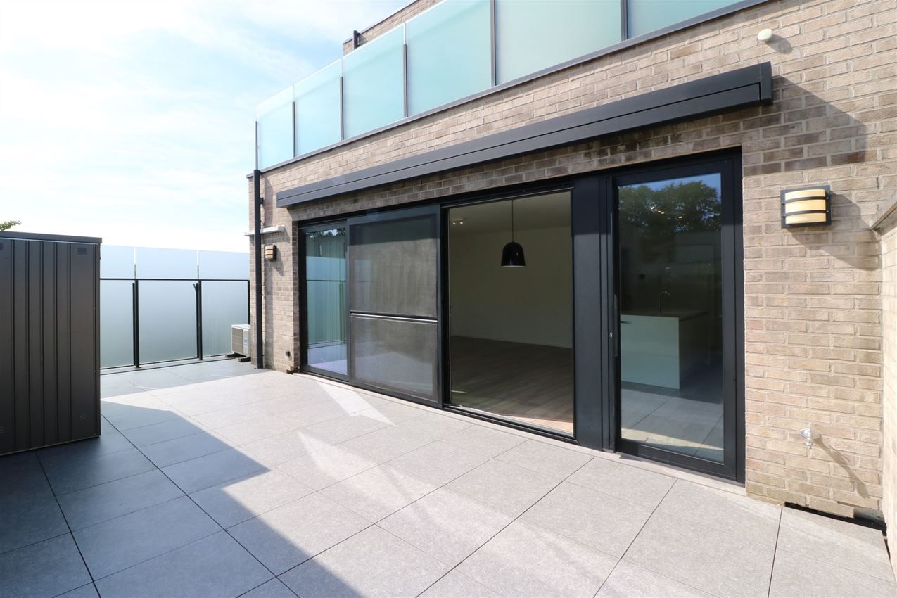 Zonnig appartement met ruim terras, twee slaapkamers in centrum foto 2