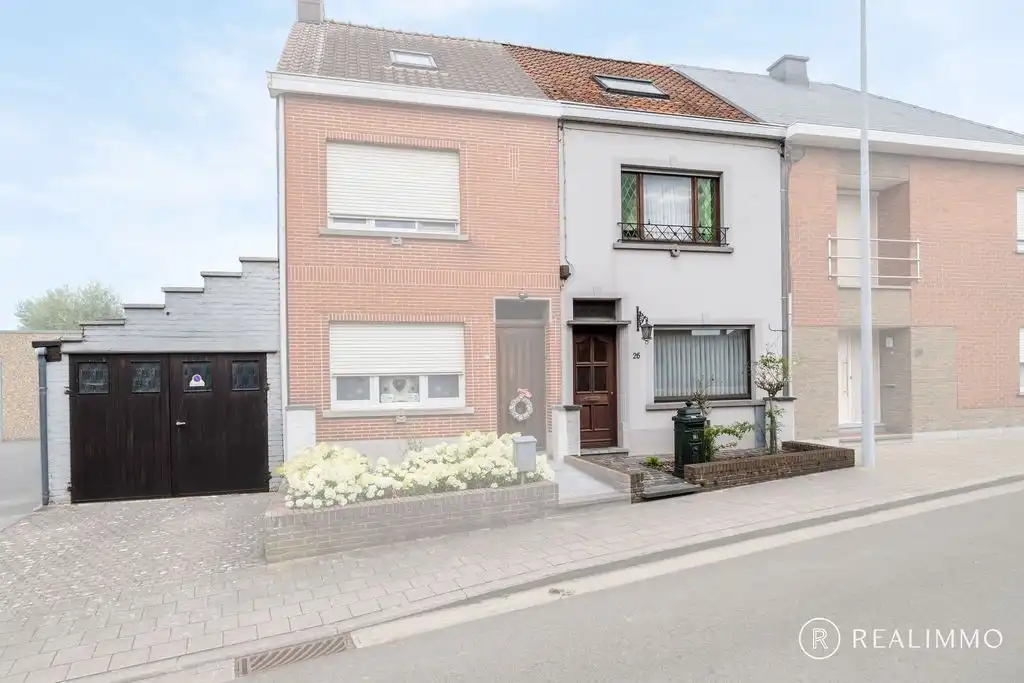 Hoofdfoto van de publicatie: Te renoveren gezinswoning met uitweg en garage in Avelgem