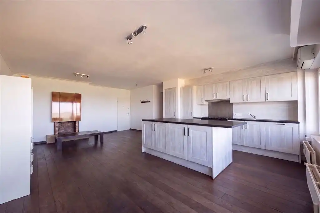 Lichtrijk appartement met 2 slaapkamers en zicht op Vlinderpaleis foto {{pictureIndex}}