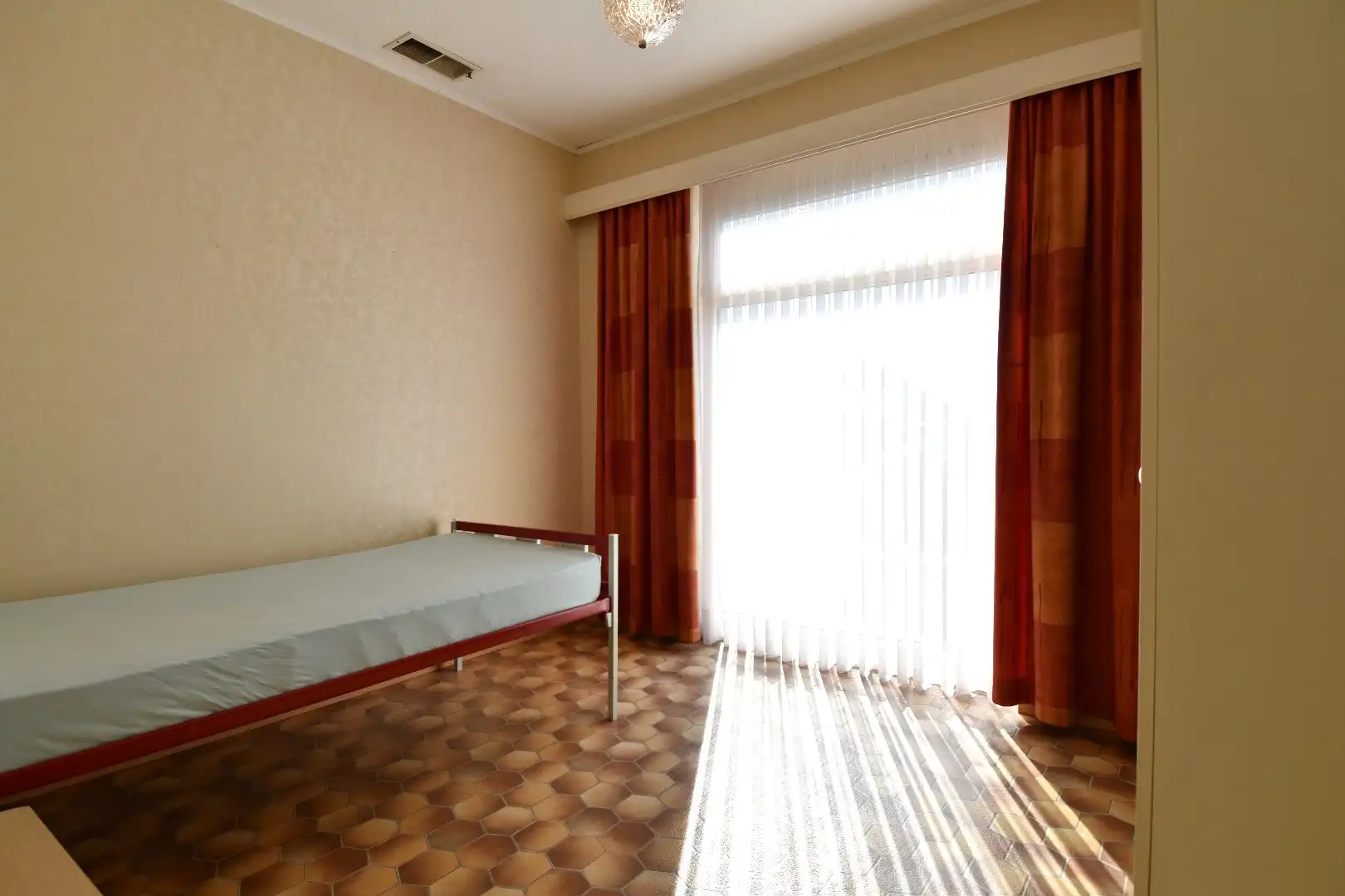 Gelijkvloerse woning met 3 slaapkamers en 2 garages te koop op een perceel van 1087 m² in Wevelgem foto 9