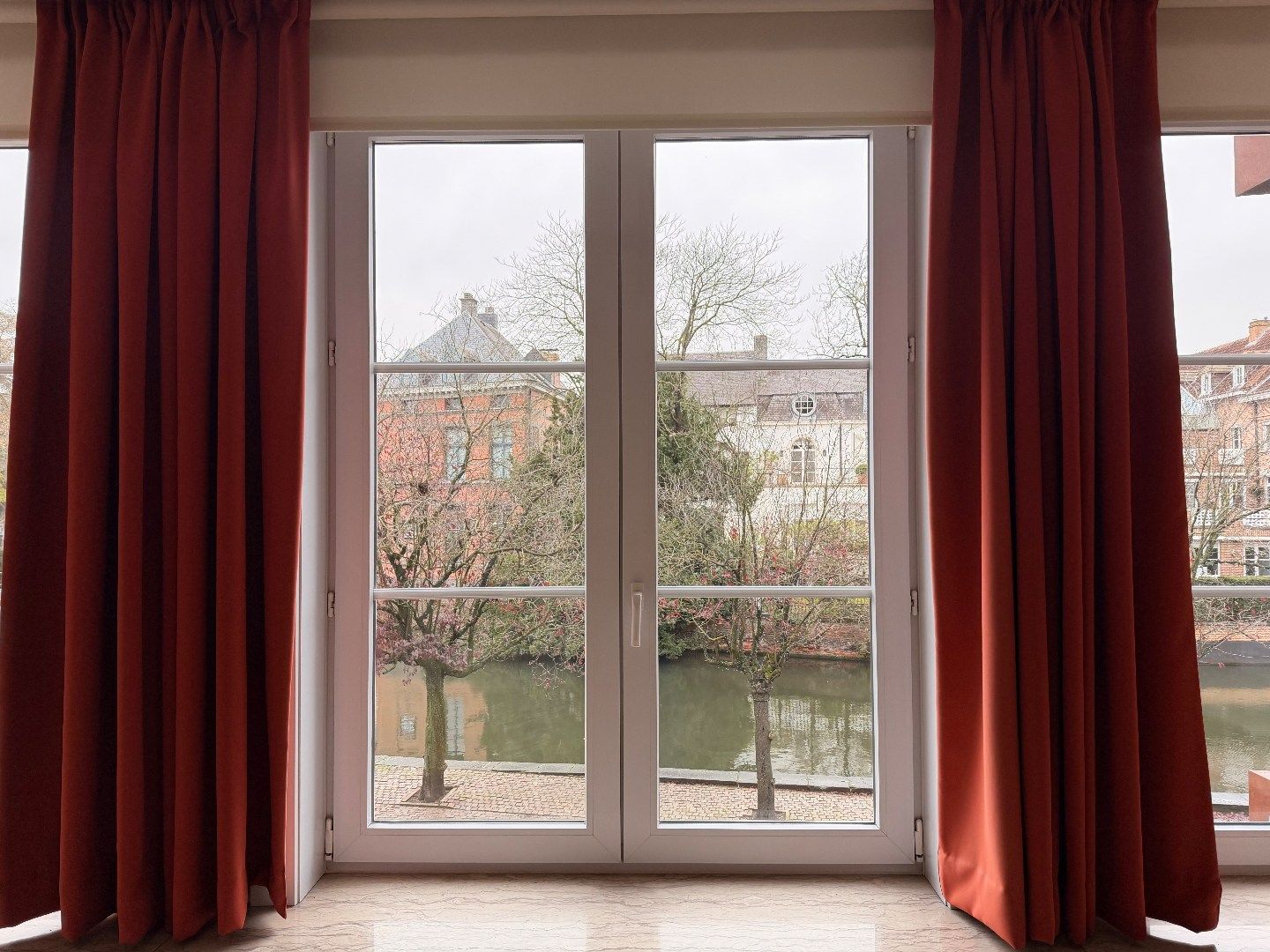 Ruim appartement te huur met 2 slaapkamers op een TOPlocatie te Lier! foto 2