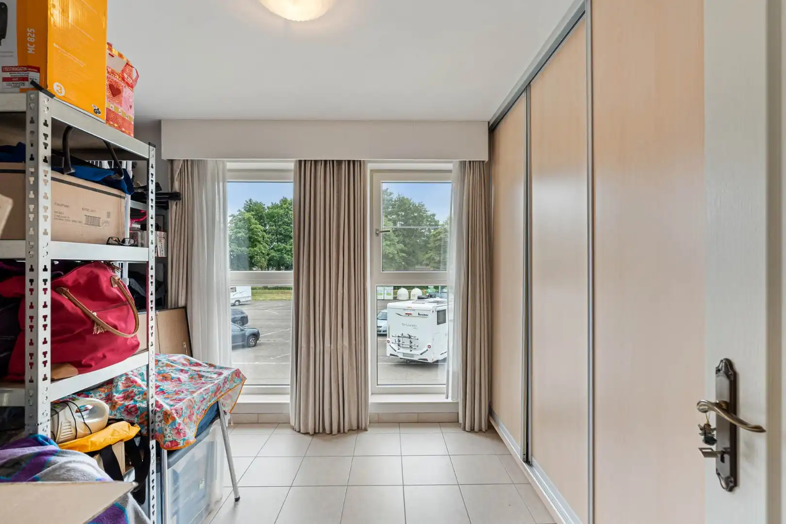 Stijlvol appartement voorzien van 2 slaapkamers, 2 terrassen en een autostandplaats op een rustige locatie in het centrum van Neeroeteren!  foto 22