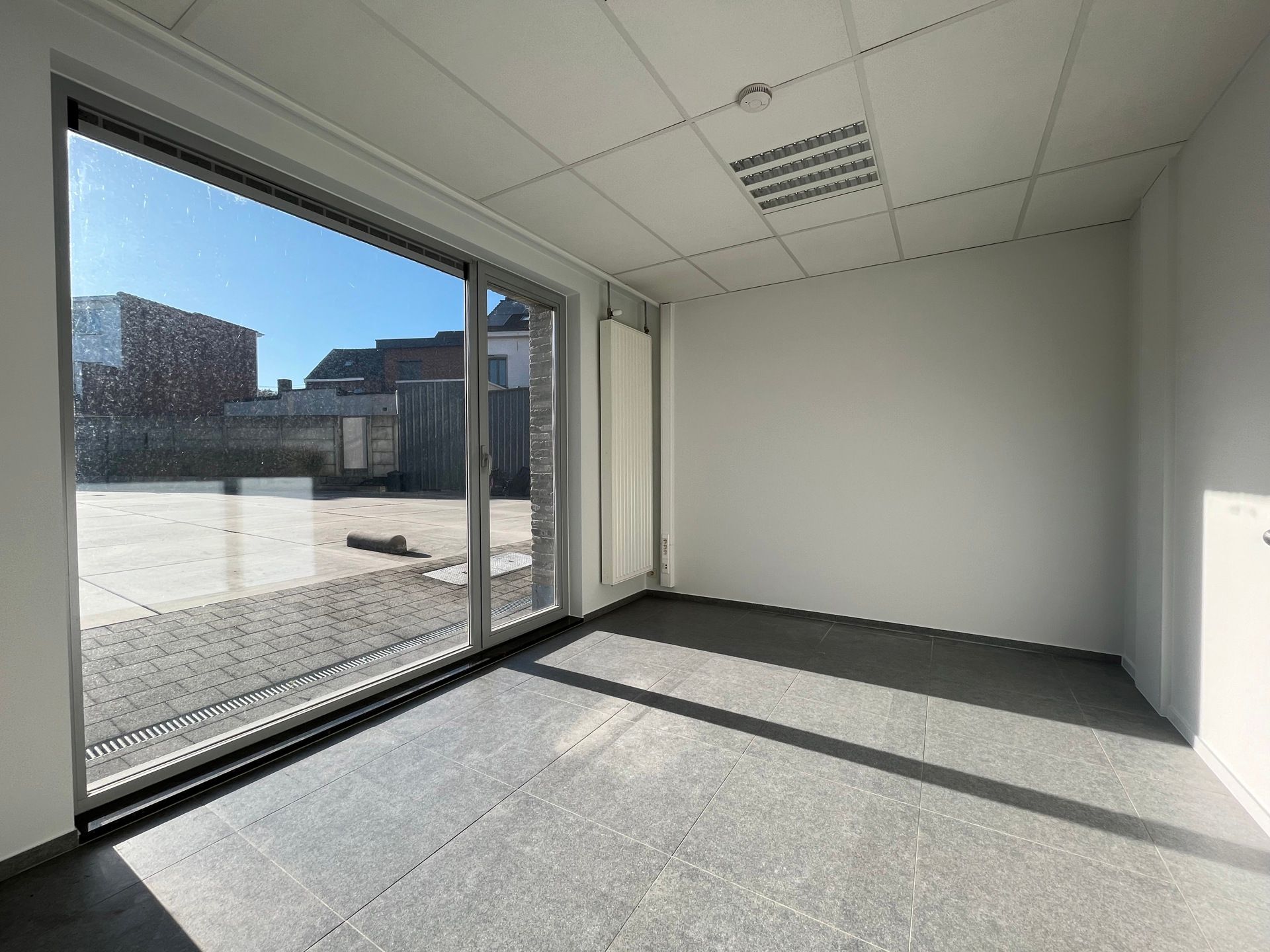 RUIME HANDELS/KANTOORRUIMTE TE HUUR IN TERNAT foto 10