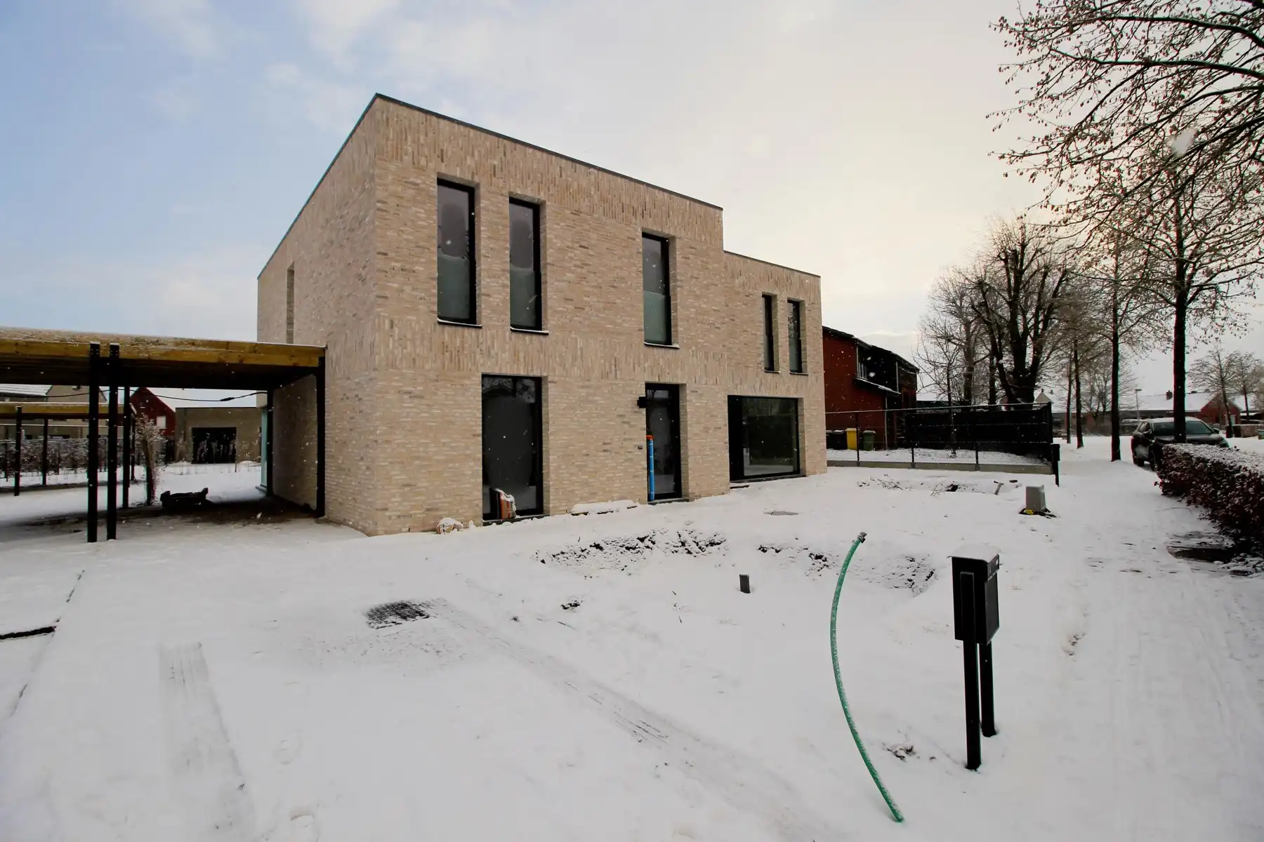 Energiezuinige nieuwbouwwoning met 4 slaapkamers, terras met tuin, tuinberging, carport en autostaanplaats. foto {{pictureIndex}}