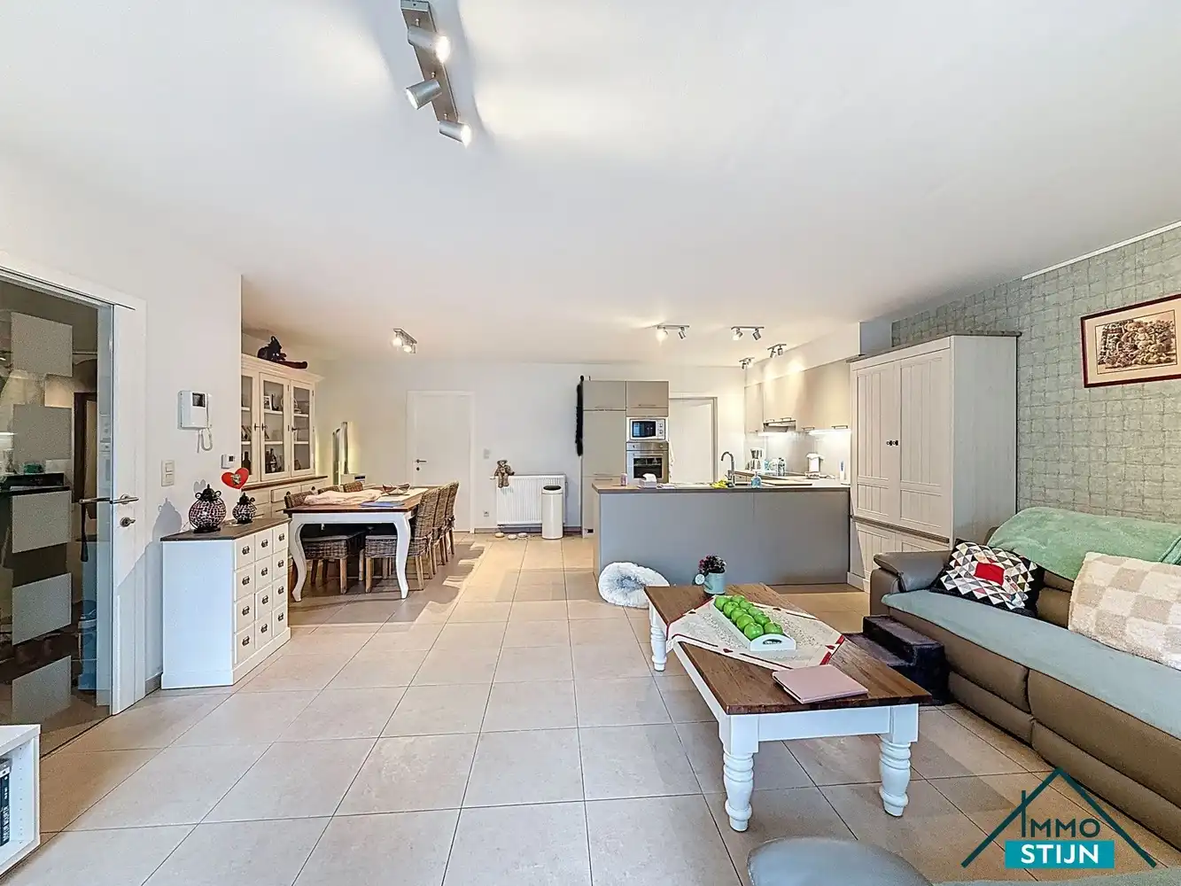 Ruim gelijkvloers appartement foto 2