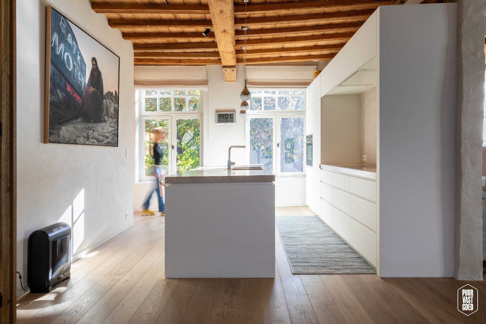 Uniek! Prachtig machtig! Vernieuwde, ruime en luchtige hoek- en trapgevelwoning met grote garage in super hartje Brugge! foto 4