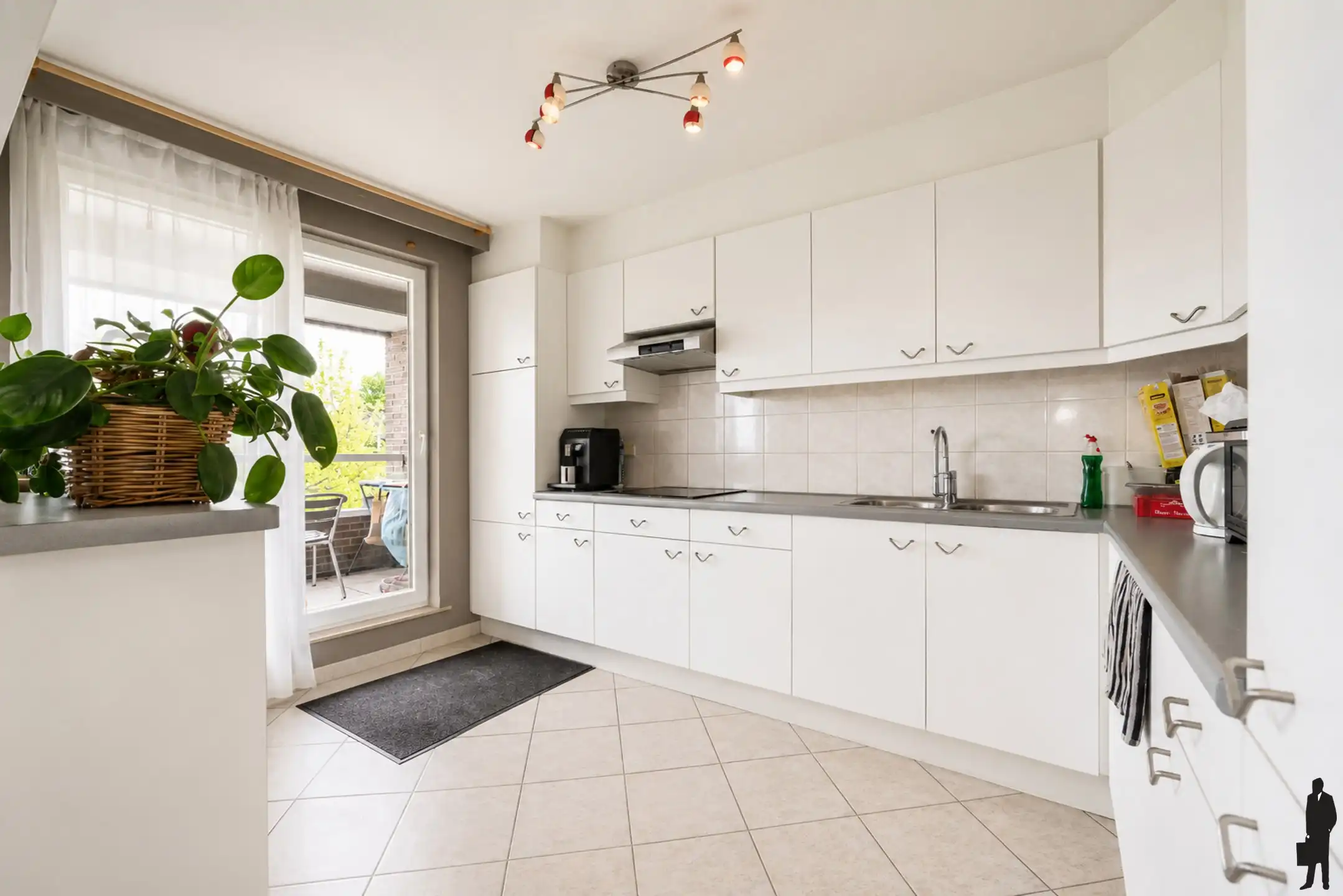 Ruim appartement met terras & garage te Burcht  foto 4