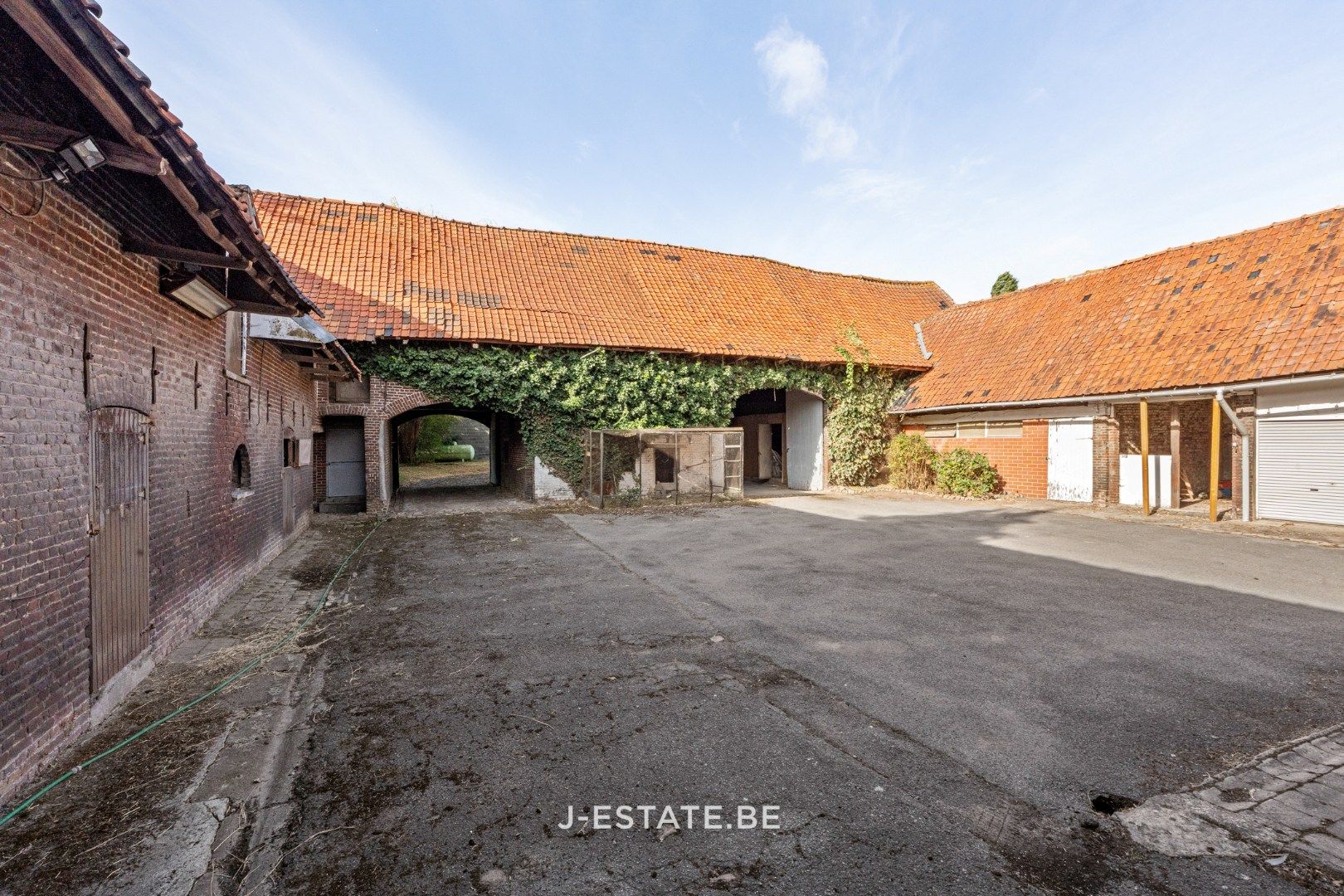 Authentieke vierkantshoeve met binnenplaats, bijgebouwen en prachtig uitzicht foto 11