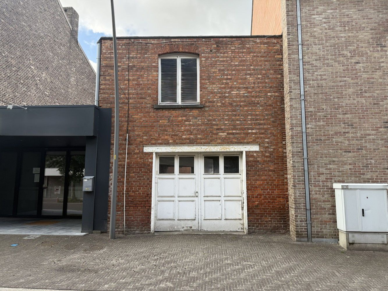Handelspand met dubbele straatligging in het centrum van Diepenbeek foto 2