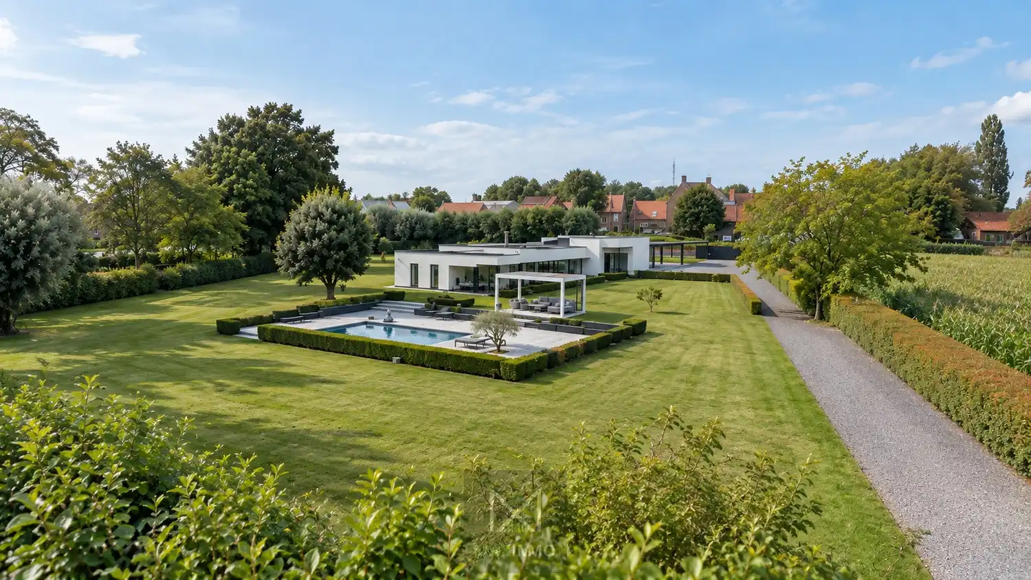 Luxevilla op 2 hectare met zwembad, loods en zicht op de Kemmelberg foto {{pictureIndex}}