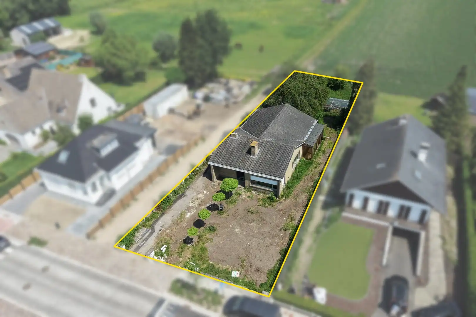 Hoofdfoto van de publicatie: Bungalow op 959 m² met open zicht te Sijsele (Damme)