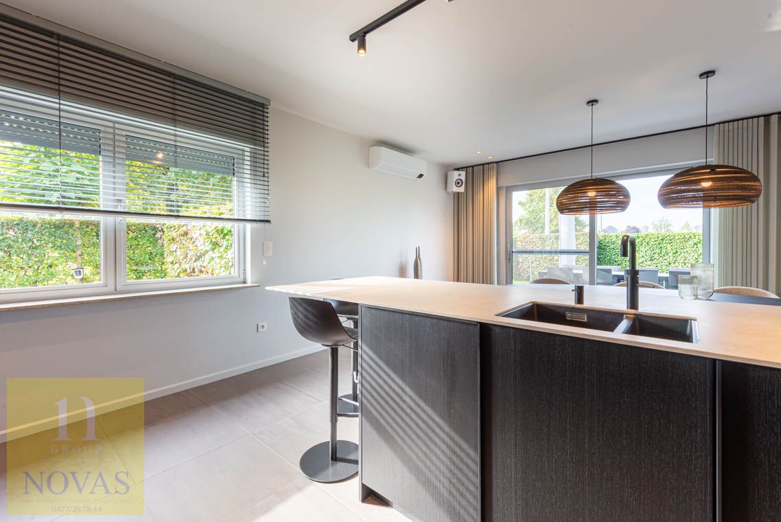 Ruime instapklare woning met 4 tot 5 slaapkamers, zonnepanelen, airco, inpandige garage en buitenstaanplaatsen foto 5